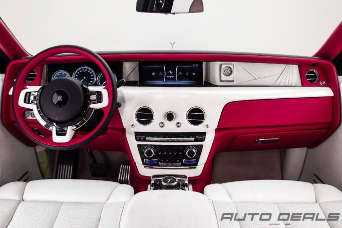 Подержанный Rolls-Royce Phantom VIII, 6.7 л, 2024 в Дубае от AUTO DEALS Белый цвет. Европейская | AUTO.AE