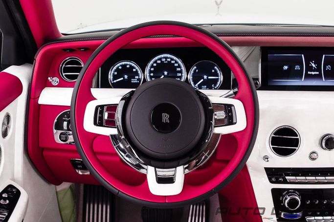 Подержанный Rolls-Royce Phantom VIII, 6.7 л, 2024 в Дубае от AUTO DEALS Белый цвет. Европейская | AUTO.AE