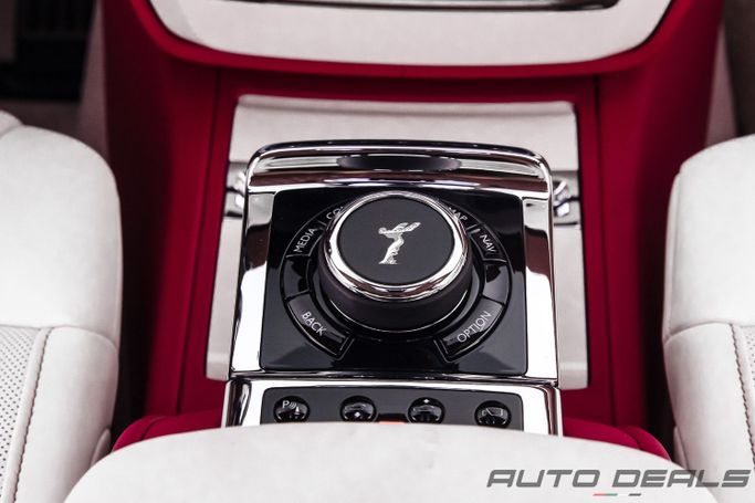 Подержанный Rolls-Royce Phantom VIII, 6.7 л, 2024 в Дубае от AUTO DEALS Белый цвет. Европейская | AUTO.AE