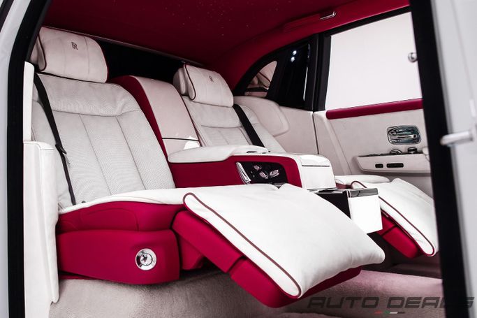 Подержанный Rolls-Royce Phantom VIII, 6.7 л, 2024 в Дубае от AUTO DEALS Белый цвет. Европейская | AUTO.AE