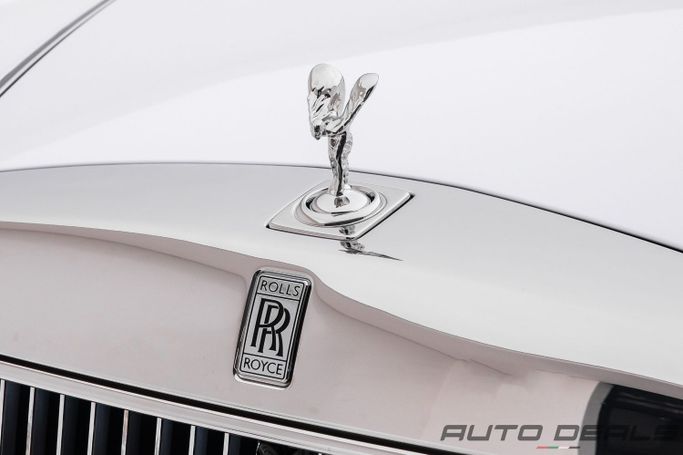 Подержанный Rolls-Royce Phantom VIII, 6.7 л, 2024 в Дубае от AUTO DEALS Белый цвет. Европейская | AUTO.AE