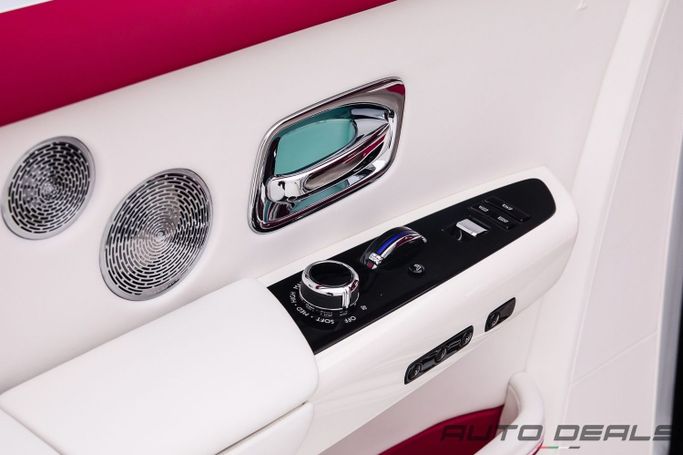 Подержанный Rolls-Royce Phantom Extended VIII, 6.7 л, 2024 в Дубае от AUTO DEALS Белый цвет. Европейская | AUTO.AE