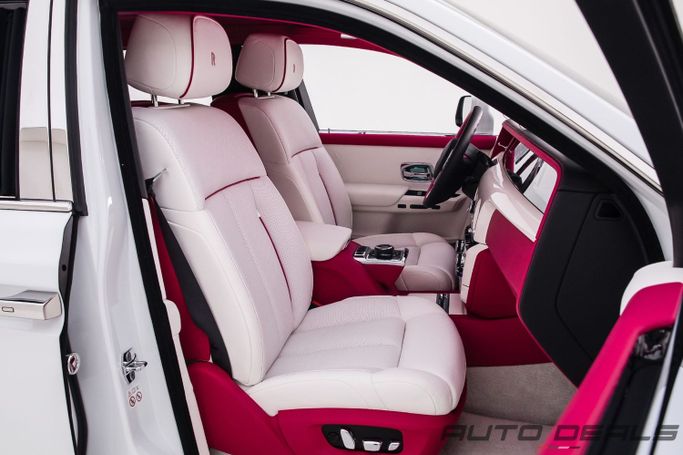 Подержанный Rolls-Royce Phantom Extended VIII, 6.7 л, 2024 в Дубае от AUTO DEALS Белый цвет. Европейская | AUTO.AE