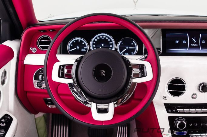 Подержанный Rolls-Royce Phantom Extended VIII, 6.7 л, 2024 в Дубае от AUTO DEALS Белый цвет. Европейская | AUTO.AE