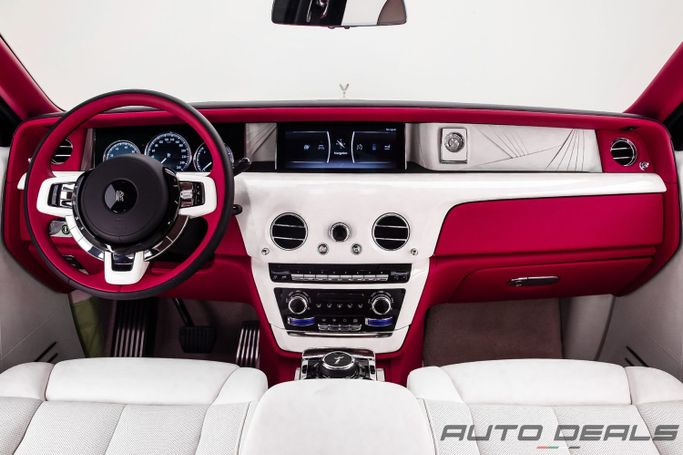 Подержанный Rolls-Royce Phantom Extended VIII, 6.7 л, 2024 в Дубае от AUTO DEALS Белый цвет. Европейская | AUTO.AE