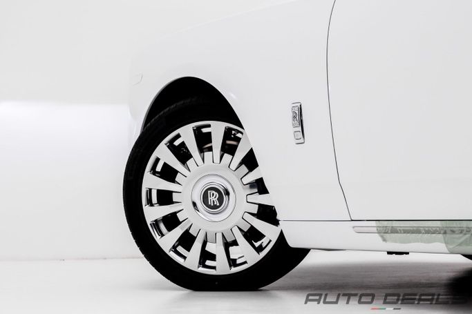Подержанный Rolls-Royce Phantom Extended VIII, 6.7 л, 2024 в Дубае от AUTO DEALS Белый цвет. Европейская | AUTO.AE