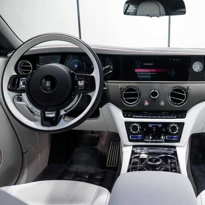 Подержанный Rolls-Royce Spectre, 2024 в Дубае от AAA Motors Серый цвет. GCC | AUTO.AE