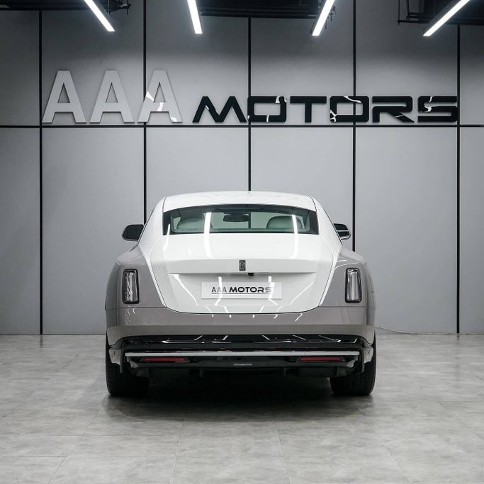 Подержанный Rolls-Royce Spectre, 2024 в Дубае от AAA Motors Серый цвет. GCC | AUTO.AE