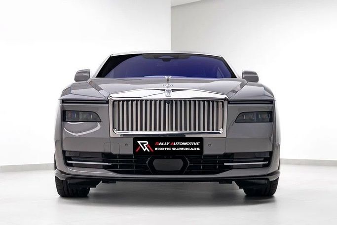 Подержанный Rolls-Royce Spectre, 2024 в Дубае Серый цвет. GCC | AUTO.AE