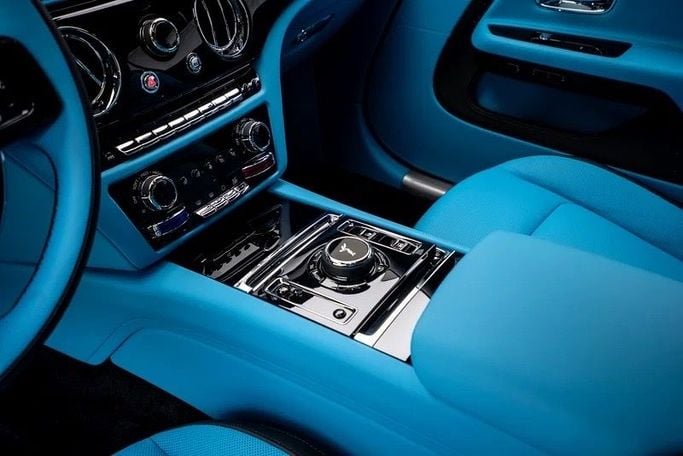 Подержанный Rolls-Royce Spectre, 2024 в Дубае Серый цвет. GCC | AUTO.AE