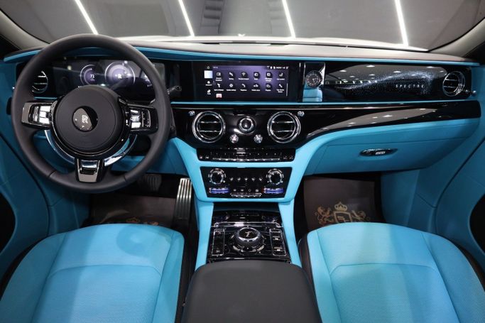 Новый Rolls-Royce Spectre, 2025 в Дубае от Sanam Cars Белый цвет. GCC | AUTO.AE