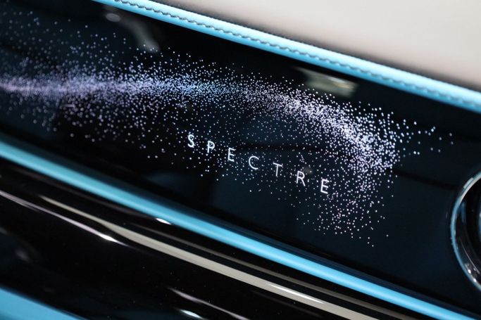 Новый Rolls-Royce Spectre, 2025 в Дубае от Sanam Cars Белый цвет. GCC | AUTO.AE