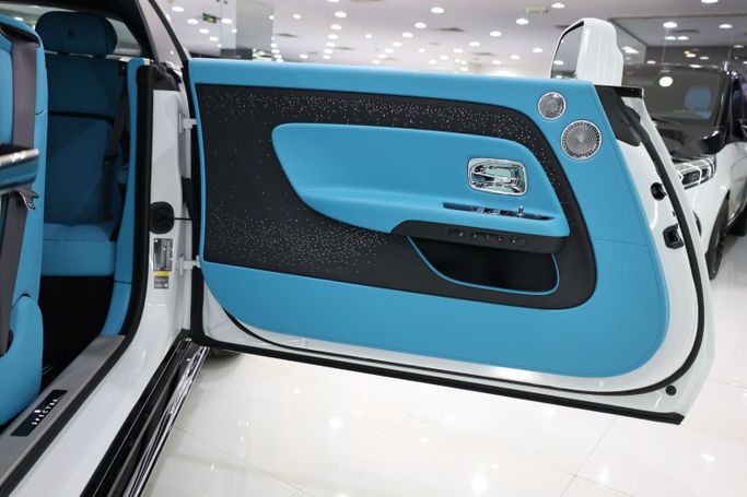 Новый Rolls-Royce Spectre, 2025 в Дубае от Sanam Cars Белый цвет. GCC | AUTO.AE