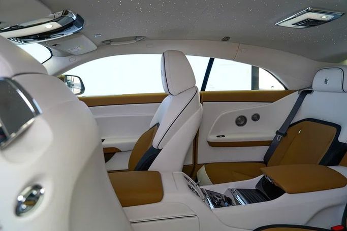 Подержанный Rolls-Royce Spectre, 2024 в Дубае от Exotic Cars Золотистый цвет. GCC | AUTO.AE