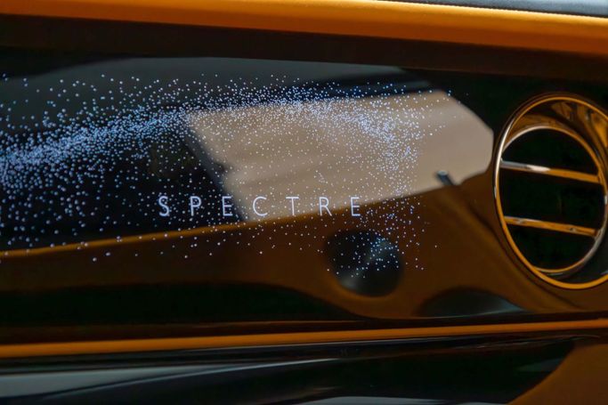 Подержанный Rolls-Royce Spectre, 2025 в Дубае от The Car Superstore Черный цвет. Европейская | AUTO.AE