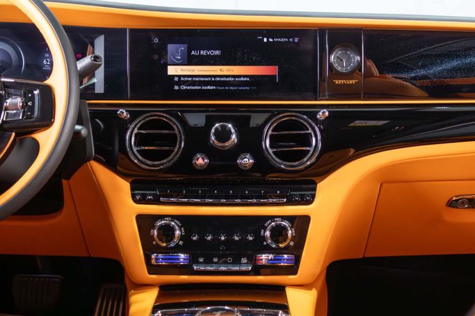 Подержанный Rolls-Royce Spectre, 2025 в Дубае от The Car Superstore Черный цвет. Европейская | AUTO.AE