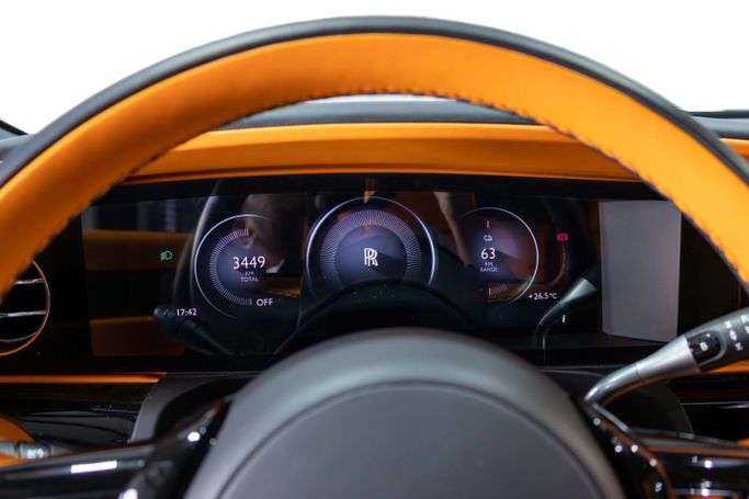 Подержанный Rolls-Royce Spectre, 2025 в Дубае от The Car Superstore Черный цвет. Европейская | AUTO.AE