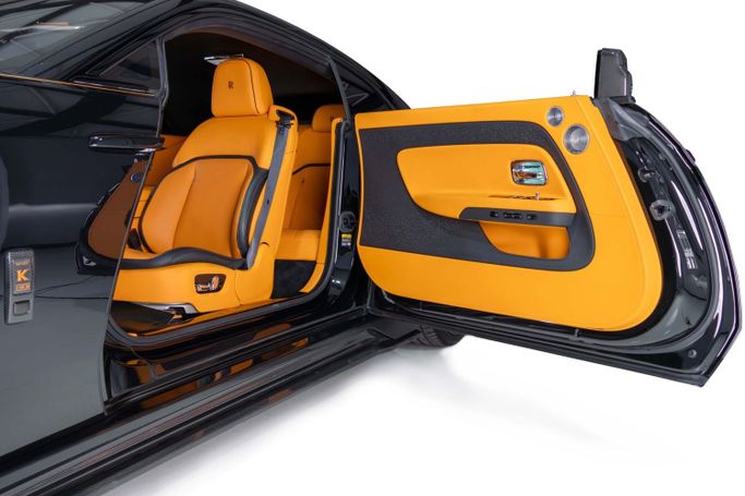 Подержанный Rolls-Royce Spectre, 2025 в Дубае от The Car Superstore Черный цвет. Европейская | AUTO.AE