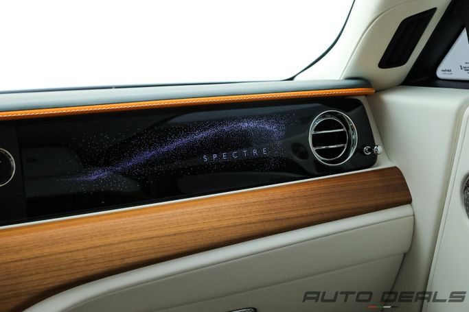 Подержанный Rolls-Royce Spectre, 2024 в Дубае от AUTO DEALS Белый цвет. GCC | AUTO.AE