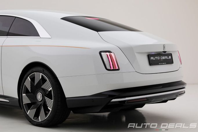 Подержанный Rolls-Royce Spectre, 2024 в Дубае от AUTO DEALS Белый цвет. GCC | AUTO.AE