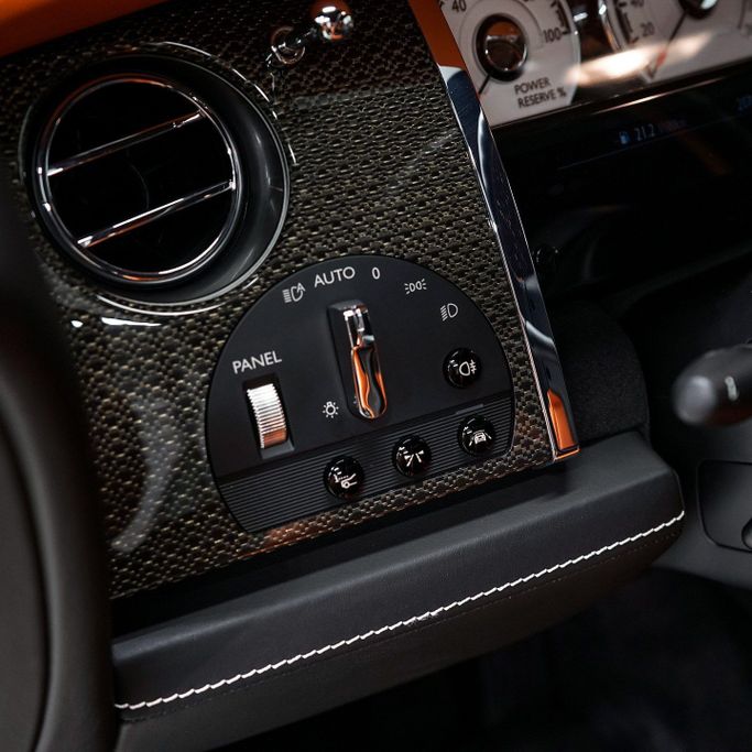 Подержанный Rolls-Royce Wraith Black Badge, 6.6 л, 2017 в Дубае от AAA Motors Черный цвет. GCC | AUTO.AE