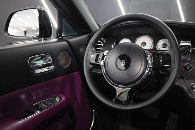Подержанный Rolls-Royce Wraith Black Badge, 6.6 л, 2017 в Дубае от Sanam Cars Черный цвет. GCC | AUTO.AE