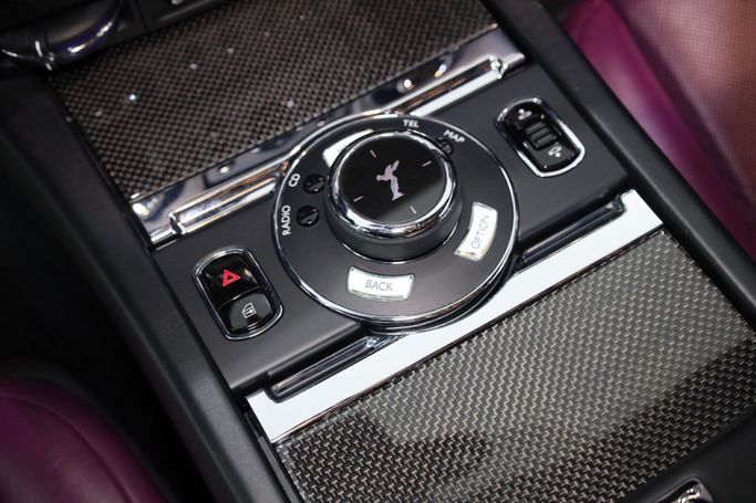 Подержанный Rolls-Royce Wraith Black Badge, 6.6 л, 2017 в Дубае от Sanam Cars Черный цвет. GCC | AUTO.AE