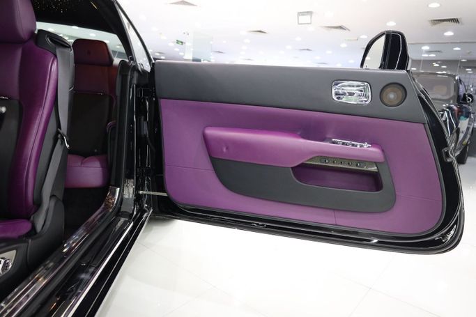 Подержанный Rolls-Royce Wraith Black Badge, 6.6 л, 2017 в Дубае от Sanam Cars Черный цвет. GCC | AUTO.AE