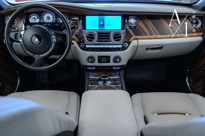 Подержанный Rolls-Royce Wraith, 6.6 л, 2016 в Дубае от A1 Luxury Motors Серебристый цвет. GCC | AUTO.AE