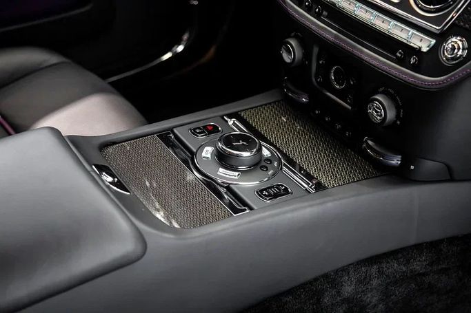 Подержанный Rolls-Royce Wraith Black Badge, 6.6 л, 2020 в Дубае от Exotic Cars Черный цвет. GCC | AUTO.AE