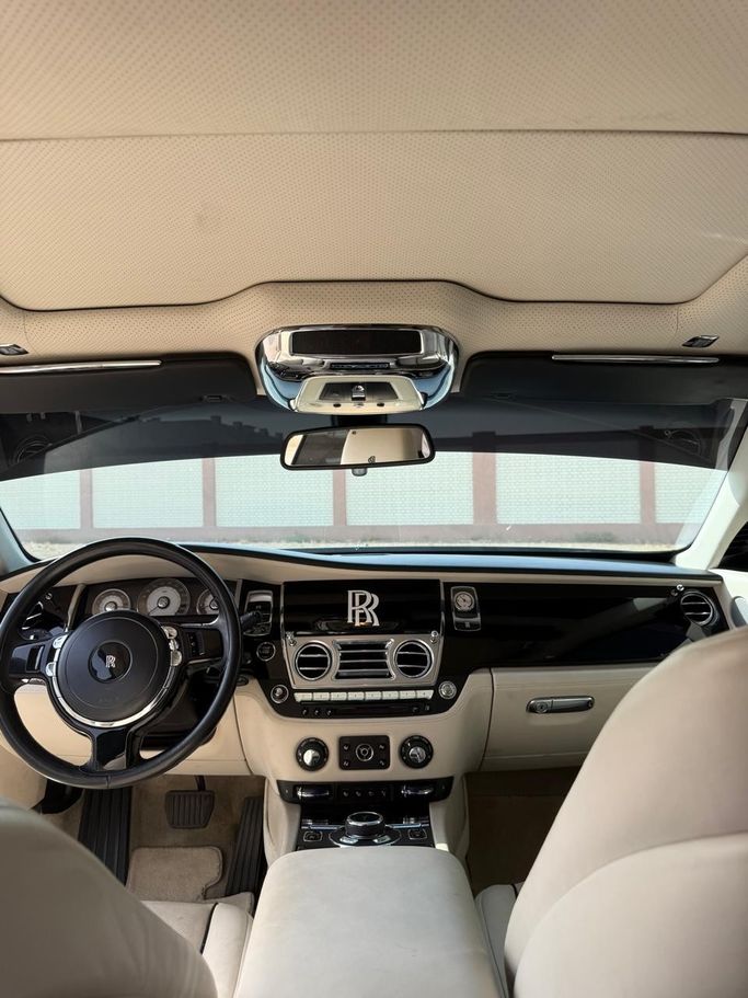 مستعملة Rolls-Royce Wraith RR5، 6.6 لتر، 2016 في الإمارات، دبي، اللون أبيض. مواصفات الخليج | AUTO.AE | إعلان #282263 — صورة 3 من 5