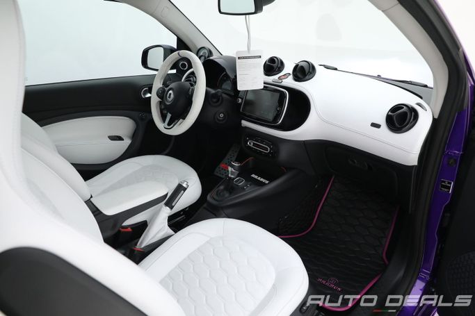 Подержанный Smart Fortwo III, 2023 в Дубае от AUTO DEALS Пурпурный цвет. Европейская | AUTO.AE