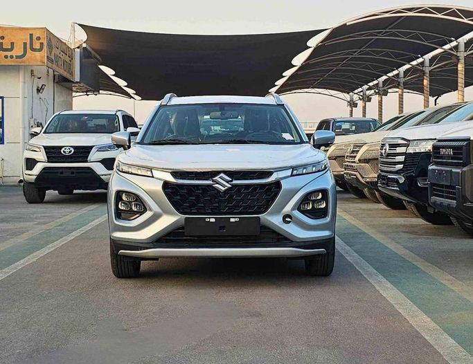 Новый Suzuki Fronx, 1.5 л, 2025 в Дубае от SK Motors Серебристый цвет. GCC | AUTO.AE