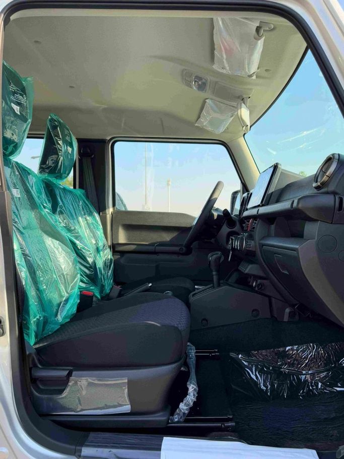 Новый Suzuki Jimny IV, 1.5 л, 2025 в Дубае от SK Motors Серебристый цвет. GCC | AUTO.AE