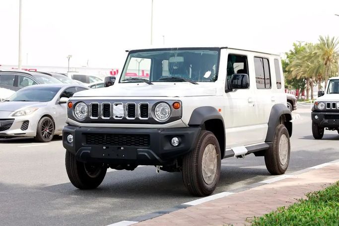 Новый Suzuki Jimny IV, 1.5 л, 2026 в Дубае от Wafrah Automotive Fzco Белый цвет.  | AUTO.AE