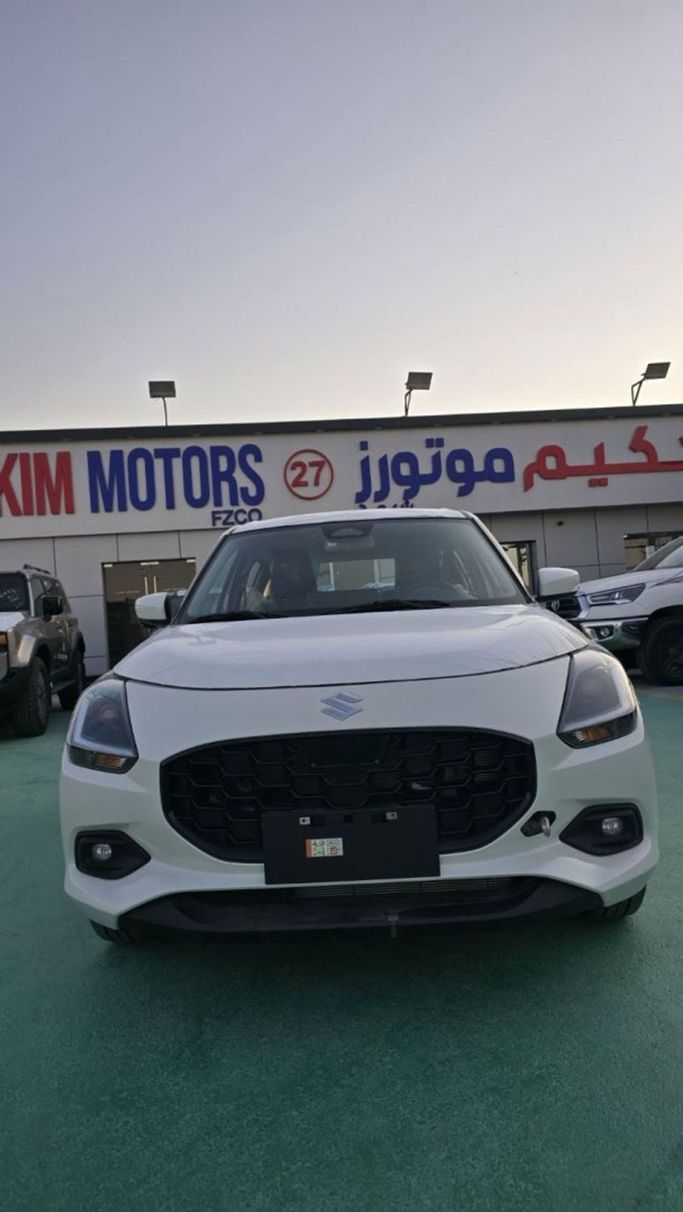 Новый Suzuki Swift V Рестайлинг, 1.2 л, 2025 в Дубае от Mohamed Hakim Motors Белый цвет. GCC | AUTO.AE
