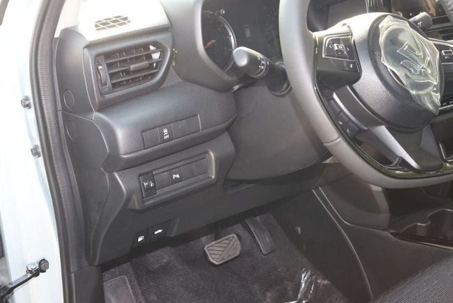 Новый Suzuki Swift VI, 1.2 л, 2025 в Дубае от Segrex Auto Серебристый цвет. GCC | AUTO.AE