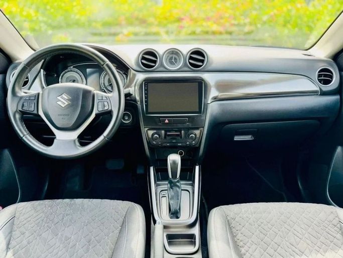 Подержанный Suzuki Vitara II Рестайлинг, 1.4 л, 2021 в Дубае от Ideal Cars LLC Желтый цвет. GCC | AUTO.AE