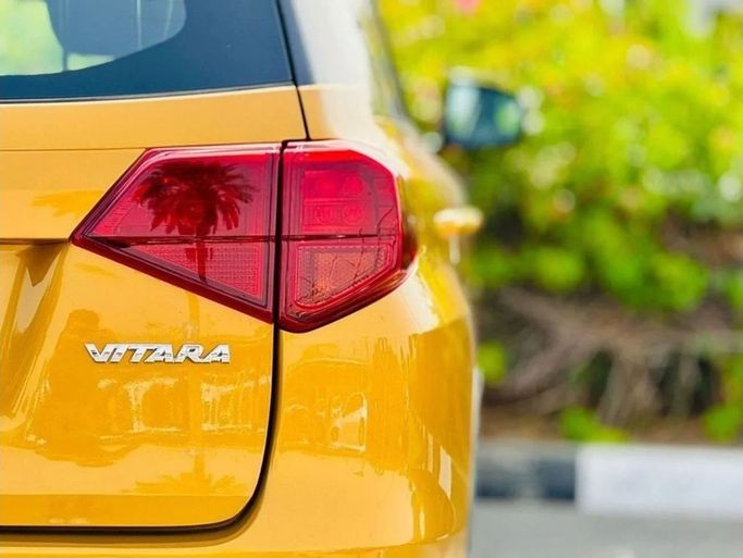 Подержанный Suzuki Vitara II Рестайлинг, 1.4 л, 2021 в Дубае от Ideal Cars LLC Желтый цвет. GCC | AUTO.AE