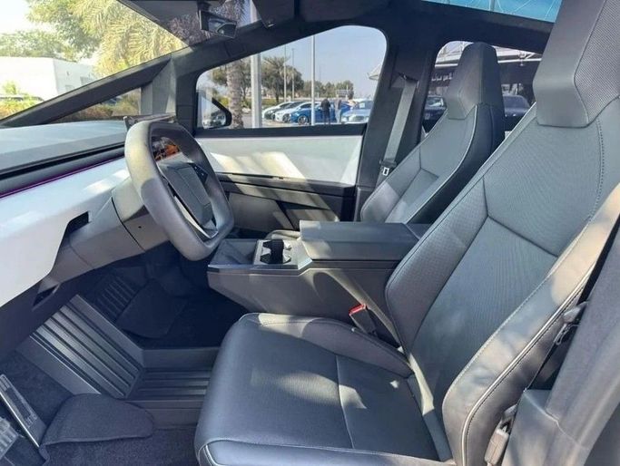 Подержанный Tesla Cybertruck Cyberbeast, 2024 в Дубае от Royal Motors Серебристый цвет. Американская | AUTO.AE