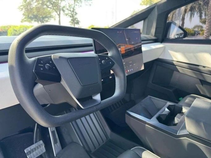 Подержанный Tesla Cybertruck Cyberbeast, 2024 в Дубае от Royal Motors Серебристый цвет. Американская | AUTO.AE