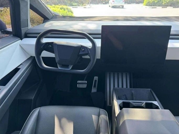 Подержанный Tesla Cybertruck Cyberbeast, 2024 в Дубае от Royal Motors Серебристый цвет. Американская | AUTO.AE