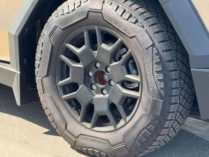 Подержанный Tesla Cybertruck Cyberbeast, 2024 в Дубае от Royal Motors Серебристый цвет. Американская | AUTO.AE
