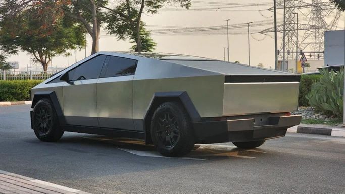 Новый Tesla Cybertruck All-wheel Drive, 2024 в Дубае от Alwan Global Cars Серебристый цвет. Other | AUTO.AE
