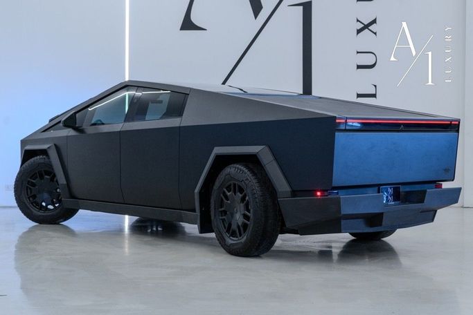 Подержанный Tesla Cybertruck Cyberbeast, 2024 в Дубае от A1 Luxury Motors Черный цвет. Американская | AUTO.AE