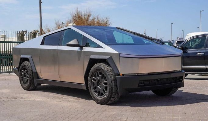 Подержанный Tesla Cybertruck All-wheel Drive, 2024 в Дубае от Atlantis Motors FZE Серебристый цвет. Американская | AUTO.AE