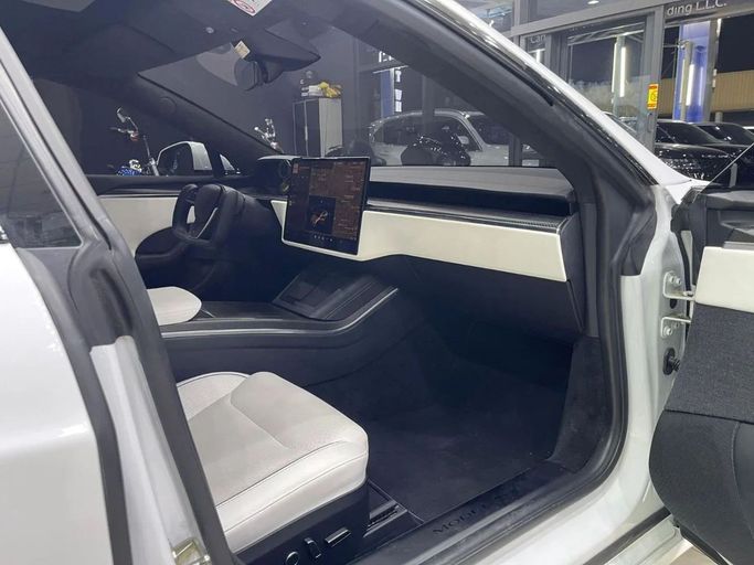 Подержанный Tesla Model S Plaid I Рестайлинг 2, 2023 в Дубае от Carbon Cars Серебристый цвет. GCC | AUTO.AE