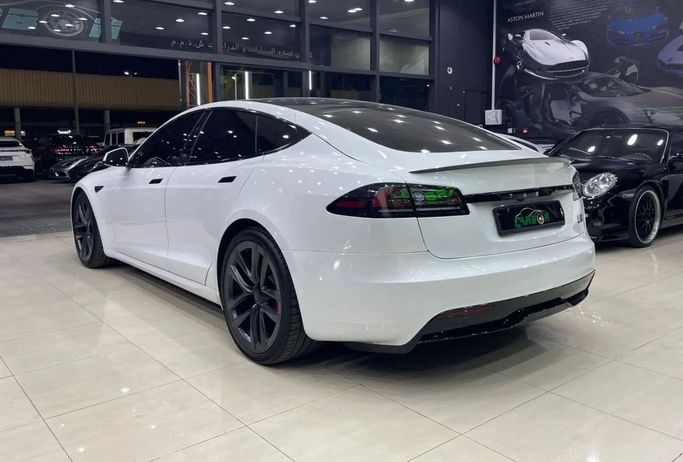 Подержанный Tesla Model S Plaid I Рестайлинг 2, 2023 в Дубае от Carbon Cars Серебристый цвет. GCC | AUTO.AE