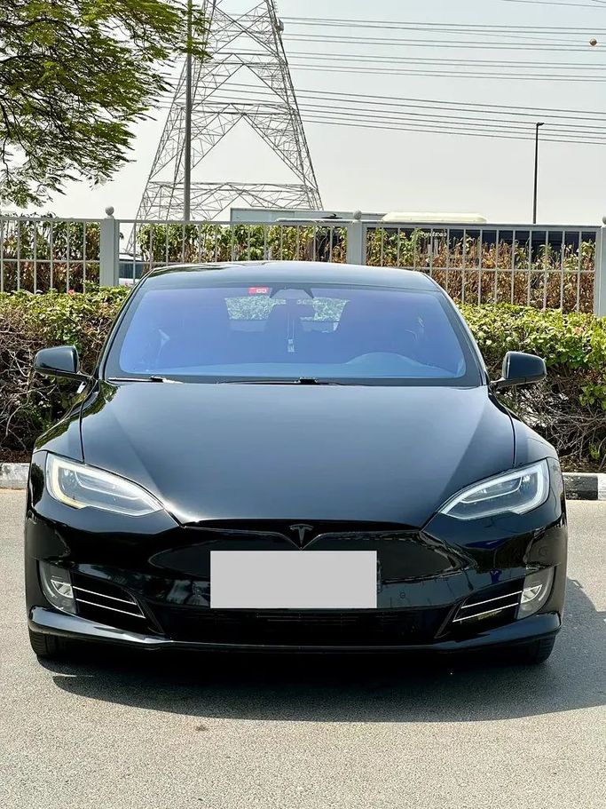 Подержанный Tesla Model S 75D I Рестайлинг, 2017 в Дубае от Verified Hub Used Automobile Trading LLC Черный цвет. GCC | AUTO.AE