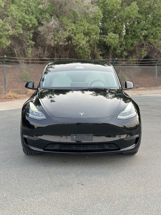 Подержанный Tesla Model Y Long Range Dual Motor I, 2022 в Дубае от Alzahiah Cars Черный цвет. GCC | AUTO.AE
